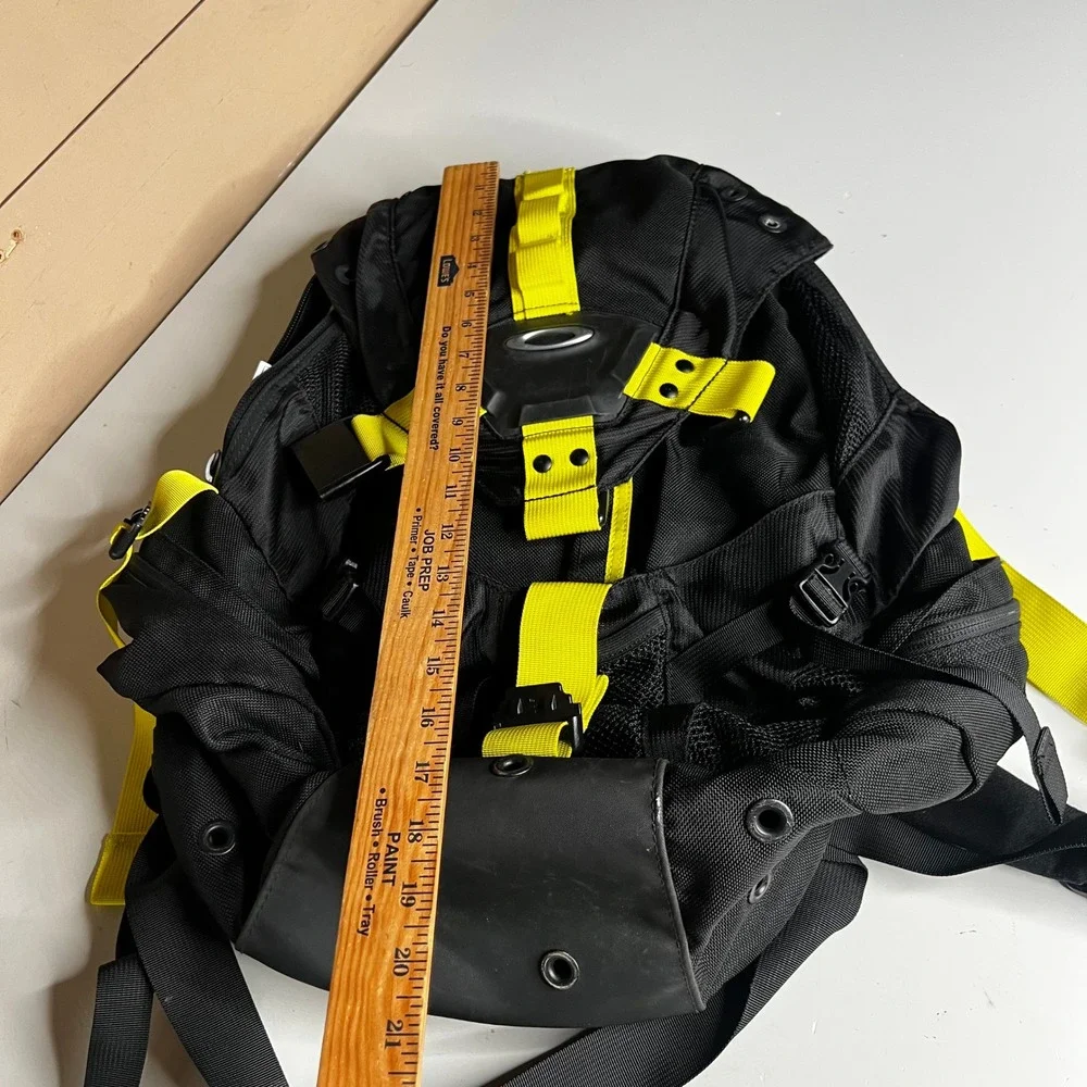 Oakley Kitchen Sink Backpack Black Yellow Laptop Compartment 92060-001